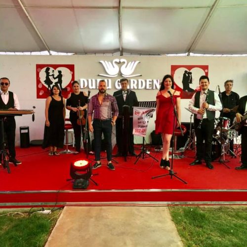 düğün orkestra sahnede